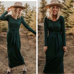 Roolee Poinsettia Waist Tie Maxi Dress in
Hunter Green Size Xtra Large